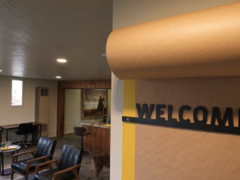 welcome sign to lobby room
